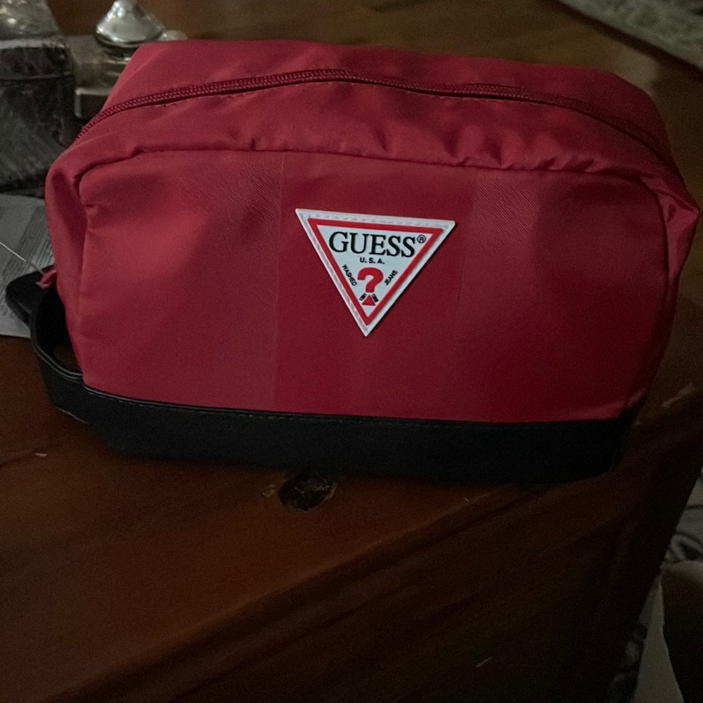 Red travel kit Guess